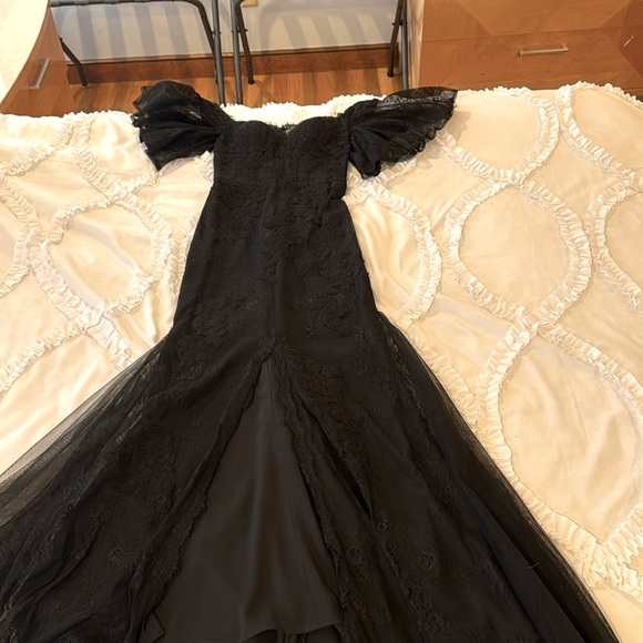 Badgley Mischka Dresses & Skirts - Badgley Mischka Black Lace Maxi Dress with Sheer Puff Sleeves